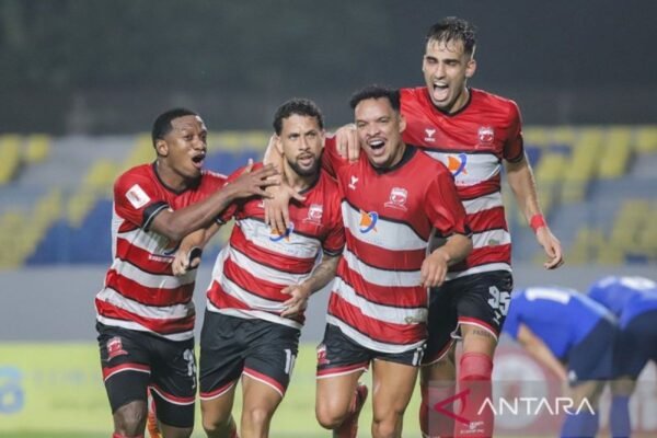 Tentu! Berikut adalah beberapa alternatif judul untuk tema "Madura United dalam motivasi tinggi jelang hadapi PSIS Semarang":

1. "Madura United Siap Tempur: Motivasi Tinggi Hadapi PSIS Semarang"
2. "Gairah Tinggi Madura United Menyambut Pertandingan Melawan PSIS Semarang"
3. "Madura United: Semangat Berkobar Menjelang Duel Lawan PSIS Semarang"
4. "Madura United Bertekad Raih Kemenangan: Persiapan Matang Melawan PSIS Semarang"
5. "Madura United Menggenggam Optimisme: Tantangan PSIS Semarang di Depan Mata"
6. "Motivasi Membara Madura United: Fokus Penuh Hadapi PSIS Semarang"
7. "Persiapan Maksimal Madura United: Menatap PSIS Semarang dengan Semangat Tinggi"
8. "Madura United Meningkatkan Motivasi Jelang Pertarungan Melawan PSIS Semarang"

Silakan pilih atau modifikasi sesuai dengan kebutuhan!