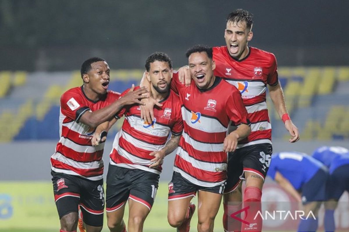 Tentu! Berikut adalah beberapa alternatif judul untuk tema "Madura United dalam motivasi tinggi jelang hadapi PSIS Semarang":

1. "Madura United Siap Tempur: Motivasi Tinggi Hadapi PSIS Semarang"
2. "Gairah Tinggi Madura United Menyambut Pertandingan Melawan PSIS Semarang"
3. "Madura United: Semangat Berkobar Menjelang Duel Lawan PSIS Semarang"
4. "Madura United Bertekad Raih Kemenangan: Persiapan Matang Melawan PSIS Semarang"
5. "Madura United Menggenggam Optimisme: Tantangan PSIS Semarang di Depan Mata"
6. "Motivasi Membara Madura United: Fokus Penuh Hadapi PSIS Semarang"
7. "Persiapan Maksimal Madura United: Menatap PSIS Semarang dengan Semangat Tinggi"
8. "Madura United Meningkatkan Motivasi Jelang Pertarungan Melawan PSIS Semarang"

Silakan pilih atau modifikasi sesuai dengan kebutuhan!