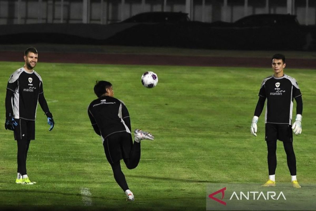 Dewa United Resmi Lepas Sjoerd Woudenberg ke Timnas Indonesia" dapat diubah menjadi:

"Dewa United Mengonfirmasi Kepergian Sjoerd Woudenberg ke Timnas Indonesia