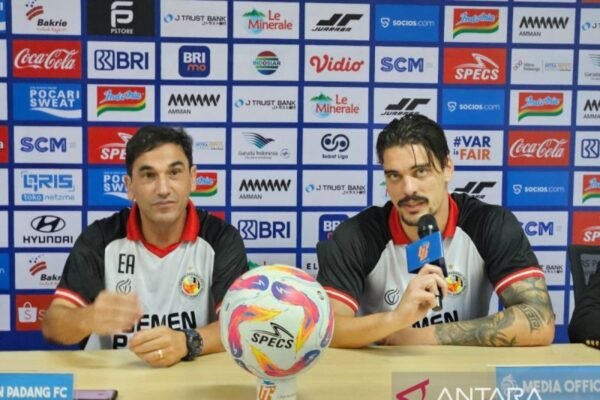 Pelatih Carlos Almeida Tidak Memberatkan Pemain Semen Padang Pelatih Carlos Almeida Tidak Memberatkan Pemain Semen Padang