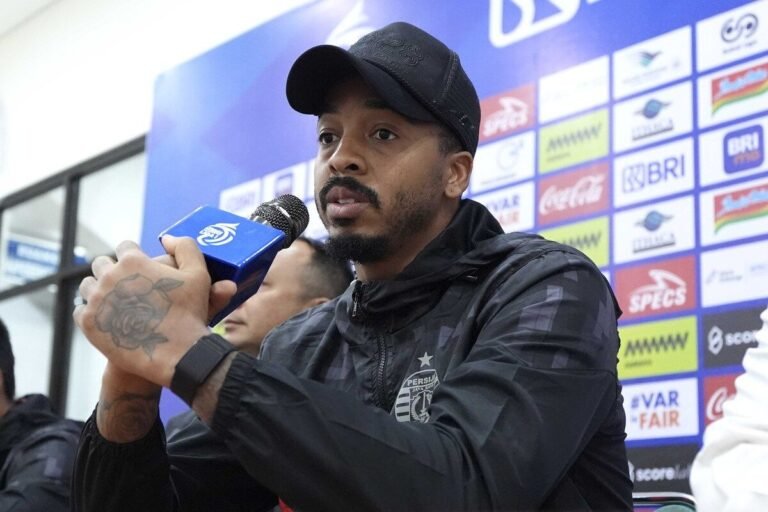 Alternatif judul untuk "Eduardo Janji Persija Berikan yang Terbaik di Kandang PSS" bisa menjadi:

1. "Eduardo Tegaskan Komitmen Persija Untuk Tampilkan yang Terbaik di Hadapan PSS"
2. "Persija Siap Berikan Penampilan Gemilang di Kandang Melawan PSS, Kata Eduardo"
3. "Eduardo Janjikan Penampilan Optimal Persija di Pertandingan Kandang Melawan PSS"
4. "Komitmen Eduardo: Persija Akan Berjuang Maksimal di Kandang PSS"
5. "Eduardo: Persija Bertekad Memberikan yang Terbaik Saat Menjamu PSS"

Silakan pilih atau modifikasi sesuai kebutuhan!