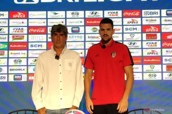Berikut adalah beberapa alternatif judul untuk "Bali United Main Tanpa Tekanan di Markas Jelang Lawan Madura":

1. "Bali United Siap Hadapi Madura dengan Percaya Diri di Markas Sendiri"
2. "Tanpa Beban, Bali United Preparasi Optimal Jelang Pertandingan Melawan Madura"
3. "Bali United Tampilkan Formasi Santai Saat Hadapi Madura di Home Turf"
4. "Persiapan Bali United Jelang Melawan Madura: Fokus Tanpa Tekanan di Markas"
5. "Bali United Berambisi Raih Kemenangan Tanpa Tekanan di Laga Melawan Madura"
6. "Jelang Pertandingan Kontra Madura, Bali United Ciptakan Atmosfer Tanpa Beban di Stadion"
7. "Bali United Hadapi Madura dengan Strategi Santai di Laga Home" 

Semoga alternatif judul ini bermanfaat!