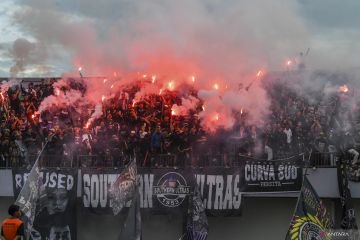 Suar dan Petasan Menghentikan Sementara Pertandingan Persita vs Persib
