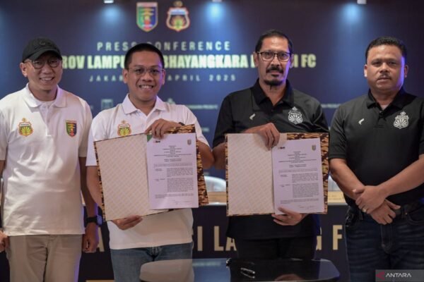 Berikut adalah alternatif judul untuk topik tersebut:

1. "Transformasi Klub: Tujuh Tim Ganti Nama dan Domisili, Termasuk Bhayangkara dan Persikas"
2. "Perubahan Signifikan: Tujuh Klub, Termasuk Bhayangkara dan Persikas, Ganti Nama dan Lokasi"
3. "Bhayangkara dan Persikas Masuk Daftar: Tujuh Klub yang Bertransformasi Nama dan Domisili"
4. "Jelajah Sepak Bola: Tujuh Klub yang Ganti Nama dan Domisili, Termasuk Bhayangkara dan Persikas"
5. "Kabar Terbaru: Bhayangkara dan Persikas Antara Klub Lain yang Ganti Nama dan Domisili"

Silakan pilih atau sesuaikan dengan kebutuhan Anda!