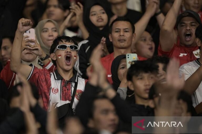 Tentu! Berikut adalah beberapa alternatif judul untuk "God Bless Dan Judika Bakar Semangat Penggemar Indonesia":

1. "God Bless dan Judika: Mengobarkan Semangat Penggemar Tanah Air"
2. "Semangat Indonesia: God Bless dan Judika Menggugah Jiwa Penggemar"
3. "Menghidupkan Energi: God Bless Bersama Judika untuk Penggemar Indonesia"
4. "Ritme Semangat Indonesia: Penampilan God Bless dan Judika"
5. "Kebangkitan Semangat: God Bless dan Judika Menginspirasi Penggemar"
6. "God Bless dan Judika: Tembang Semangat untuk Penggemar Indonesia"
7. "Dari Panggung ke Hati: God Bless dan Judika Membakar Semangat"

Semoga salah satu judul ini cocok!