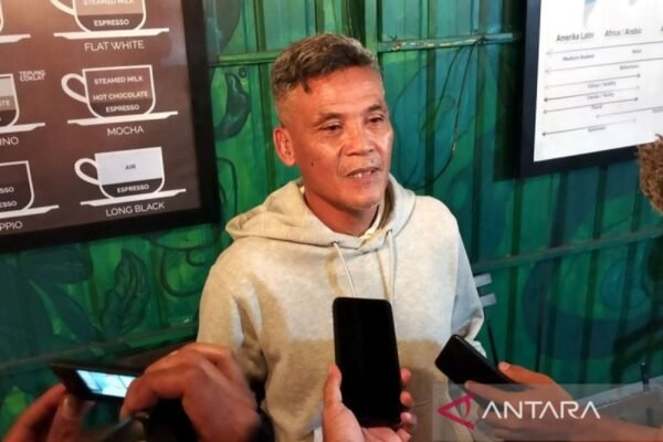 Berikut beberapa alternatif judul yang bisa digunakan untuk "Paceklik Pelatih Indonesia di Liga Sendiri":

1. "Kesulitan Pelatih Lokal di Kompetisi Domestik Indonesia"
2. "Tantangan Pelatih Indonesia di Liga Tanah Air"
3. "Nostalgia Sepak Bola: Pelatih Lokal dan Perjuangannya di Liga Sendiri"
4. "Dinamika Pelatih Indonesia: Menghadapi Rintangan di Liga Lokal"
5. "Momentum atau Paceklik? Pelatih Indonesia dalam Liga Lokal"
6. "Menelusuri Jejak Pelatih Indonesia di Liga Domestik"
7. "Pelatih Tanah Air: Antara Harapan dan Realita di Liga Sendiri"
8. "Krisis Pelatih Nasional: Menilai Performa di Liga Domestik"

Semoga salah satu alternatif ini sesuai dengan yang Anda cari!