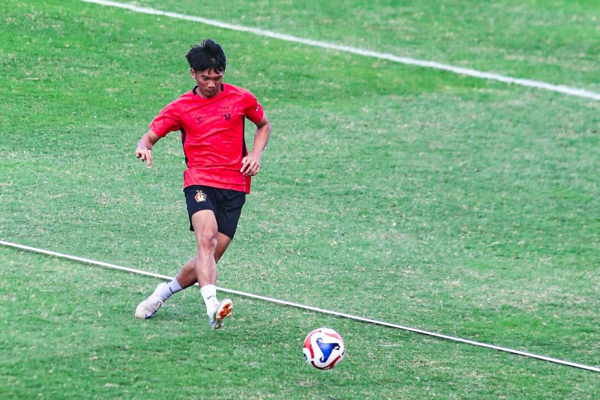 Berikut adalah beberapa alternatif judul untuk "Persik Rekrut Rendy Sanjaya untuk Perdalam Skuad":

1. "Persik Tambah Kekuatan dengan Rekrutmen Rendy Sanjaya"
2. "Persik Resmi Dapatkan Rendy Sanjaya untuk Memperkuat Skuad"
3. "Rendy Sanjaya Bergabung dengan Persik, Siap Perkuat Skuad"
4. "Persik Perkuat Tim dengan Menggaet Rendy Sanjaya"
5. "Rekrut Rendy Sanjaya, Persik Incar Kekuatan Skuad Lebih Dalam"

Semoga salah satu judul di atas sesuai dengan yang Anda inginkan!